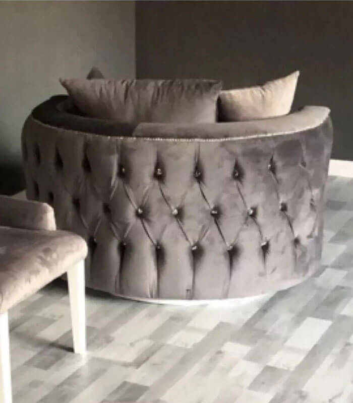 Fully buttoned Chesterfield swivel chair