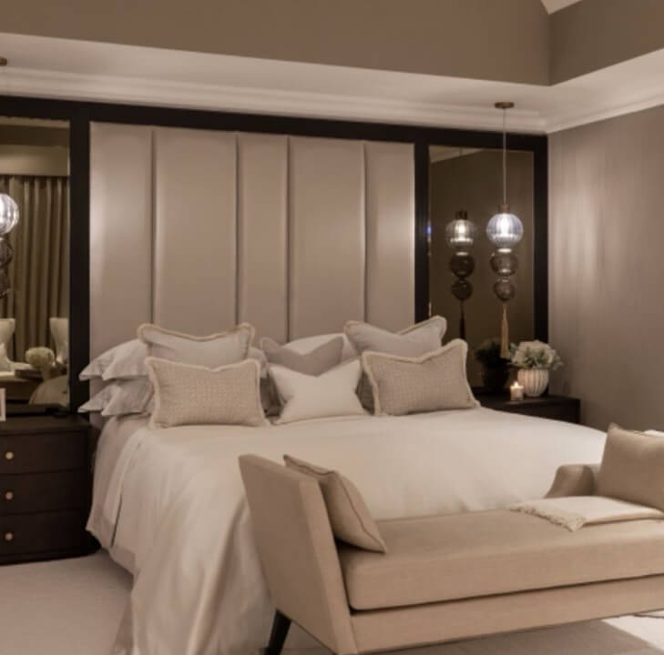 Luxury Linear Bed Complete With Mirrors